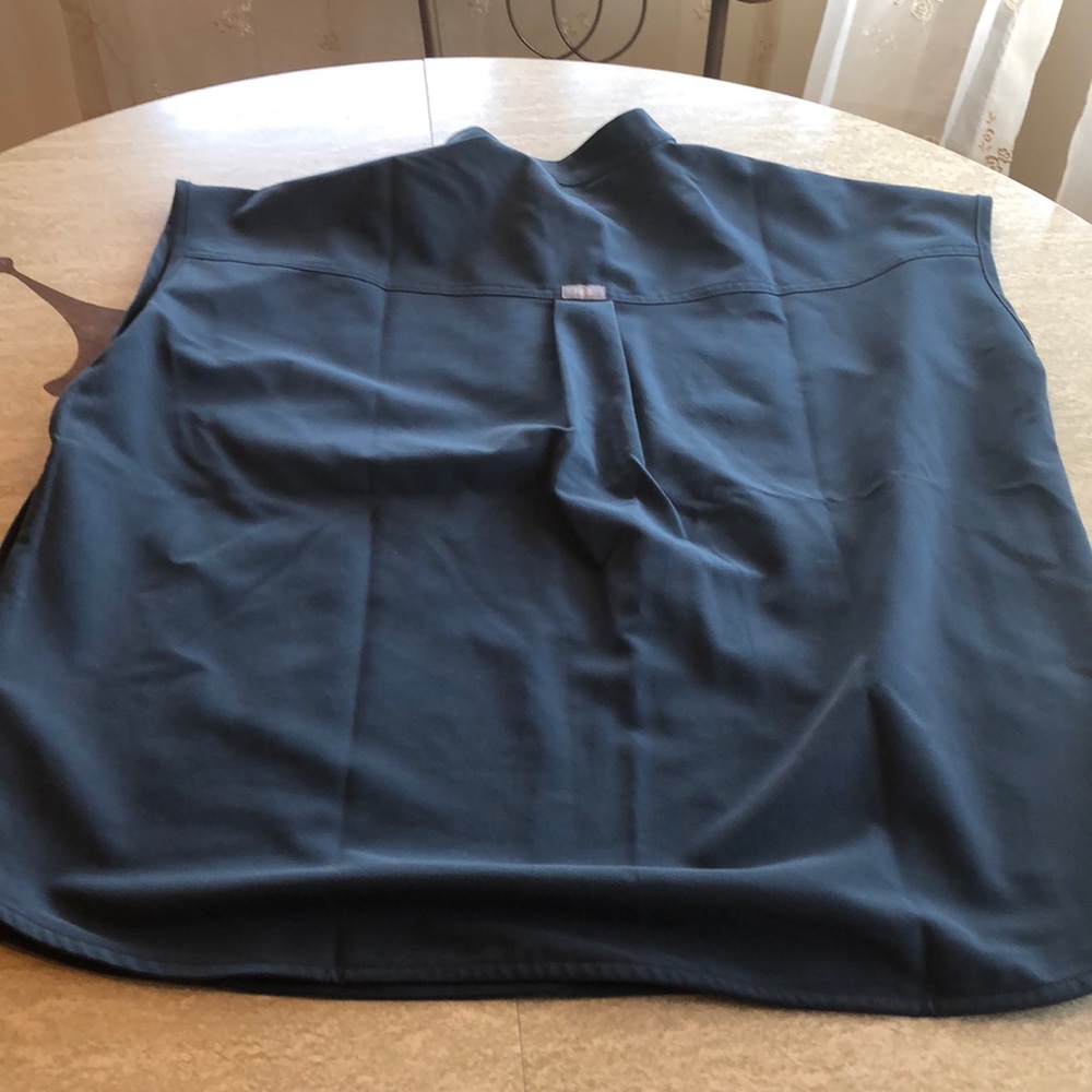 Figs Harbor Blue Rafeal top medium